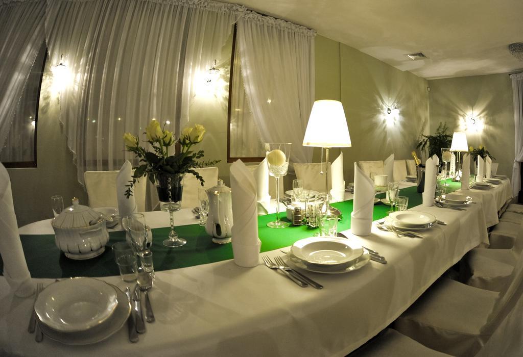 Hotel Astra Dąbrowa Górnicza Bagian luar foto
