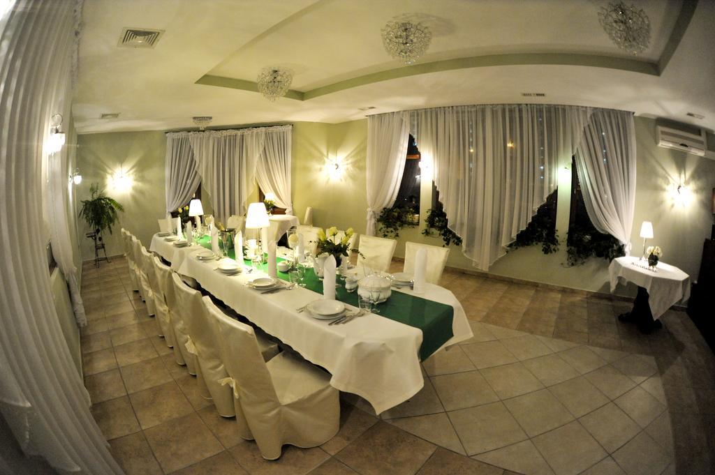 Hotel Astra Dąbrowa Górnicza Bagian luar foto