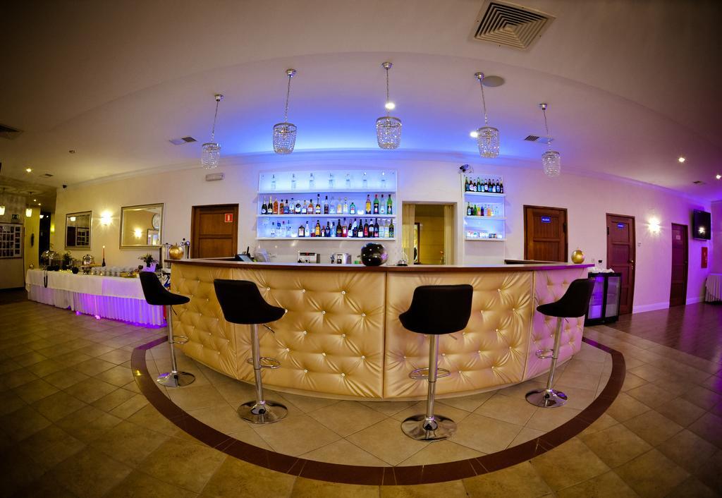 Hotel Astra Dąbrowa Górnicza Bagian luar foto